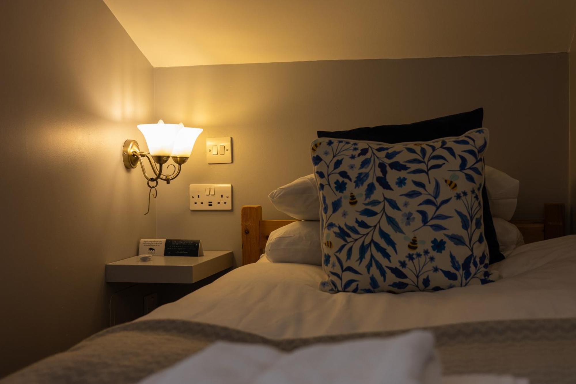 Blue Boar Hotel Молдон Номер фото